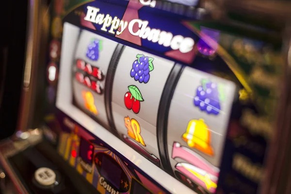 Live dealer hosting Ikan Jackpot game with players watching from mobile devices