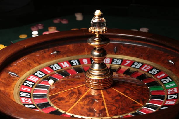 Dealer revealing cards in Andar Bahar game